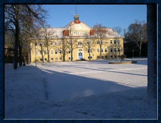 Schulgebude nach Schneefall im Januar 2005