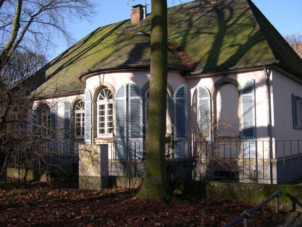 Foto: Haus mit hellrosa Fassade und hellblauen Fensterlden