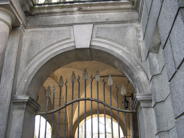 Foto: Detailansicht des Eingangtors am Von-Alten-Garten