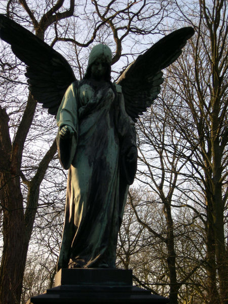 Foto: Engel auf einem Grabstein des Friedhofs