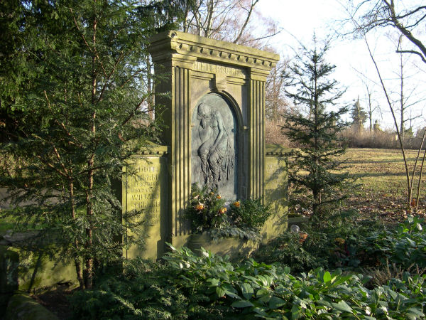 Foto: Ein groer, rechteckiger Grabstein mit eingemeielter trauernder Frau
