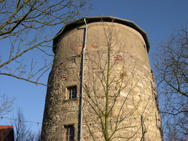 Foto: Dicker, runder Turm vor strahlend blauem Himmel
